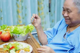 老年人饮食就该清淡？医生：老人免疫力下降，蛋白质缺乏是重点图片