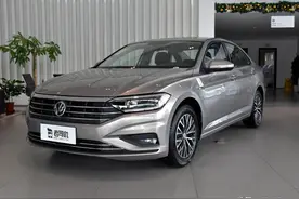 综合油耗5.7，尺寸宽大，紧凑级标杆，实拍速腾图片