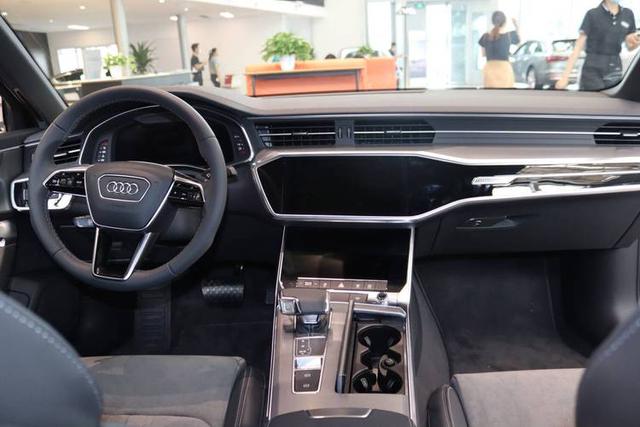 真正的C级车标杆，2种动力可选，轴距超3米，实拍奥迪A6L