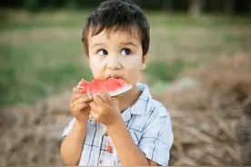 隔夜水、隔夜饭菜、隔夜茶、隔夜西瓜能不能吃？4个实验揭开真相图片