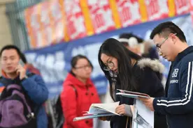 公务员考试难度上调，个别考生恐难“上岸”，学历再高也没用图片