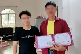 儿子考上清华，父亲大摆宴席炫耀！镇长：通知书怎么有错别字？图片