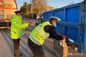 延边公安交警筑牢农村地区交通安全防线，为秋收保驾护航图片