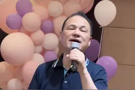 59岁知名歌手张行参加聚会！席间高歌一曲，娶小27岁娇妻生活美满图片