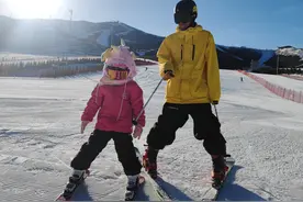满级人类幼崽！山东4岁女孩三周学会单双板滑雪 爸爸说希望孩子未来能参加冬奥会图片