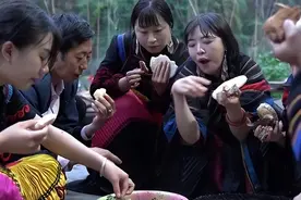 凉山治理蹲地用餐习俗：年轻人说可以改善，老人家却很难同意图片