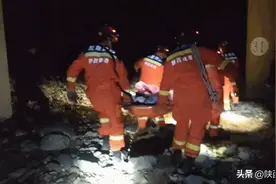 憋不住！高速停车“方便下”，坠下10米高桥图片