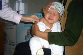 3岁孩子接种疫苗，一针下去后晚上就翻白眼，全怪妈妈无知图片