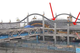 盘兴高铁兴义南站完成钢结构屋盖整体提升作业图片