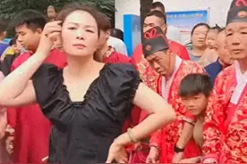 后续！河南黑衣女大闹迎亲队身份被曝，报警成互殴，表哥怒而发声图片