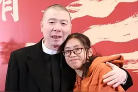 冯小刚又爆一大瓜，妻子徐帆收养的女儿，竟是冯小刚的“私生女”图片