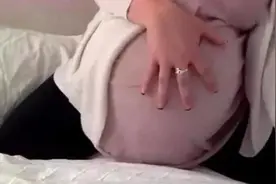 国外孕妈晒自己孕期记录：“巨大孕肚”成焦点，比足月肚子还大图片