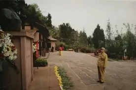 勇者相伴，江畔隐情图片