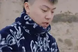 曾今的暴戾少年：为了给没有血缘的爷爷看病，卖掉8万元的金项链图片