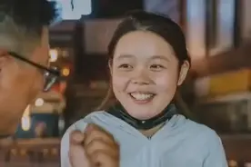 21岁单亲妈妈送外卖养女儿，丧夫后遭婆家驱赶，娘家拒带孩子，本人回应：只要女儿健康平安，我做什么都值得图片