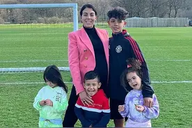 C罗女友挺孕肚带四娃到球场，11岁迷你罗身高喜人，疼爱最小妹妹图片