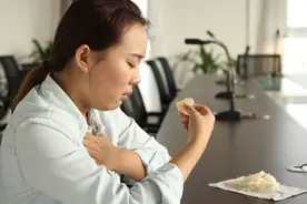 胃不好的人，吃多了容易撑，怎么办？分享4招，让你吃得饱又养胃图片