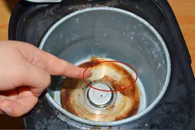 电饭煲里外全是脏东西，教你一个小诀窍，3分钟就擦得干净如新图片