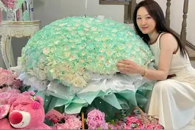 54岁杨钰莹现状：定居深圳，别墅庆生晒大鲜花，无儿无女与狗作伴图片