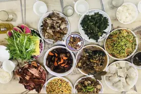 广东女孩头次去东北男友家，看着满桌菜，1口没动，直言要分手图片