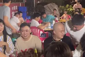 包贝尔三亚过年吃香草鸭，逢人敬酒不拒，网友：黄色衣服的是大哥图片