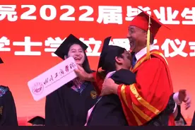 四川一高校毕业典礼上，校长配合学生摆花式pose拍毕业合照图片