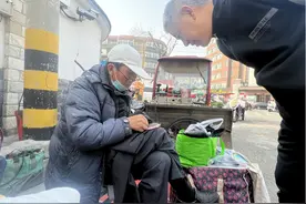 济南有个21年的“老档口”，专门修补衣服，1厘米20元到30元，还有北京顾客慕名而来图片