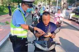 曝光台｜骑乘电动车未佩戴头盔，这些人上了“榜”图片