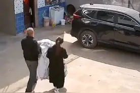 向生活低头！安徽一家三口嫌油价贵，给车子套上车衣决定“封车”图片