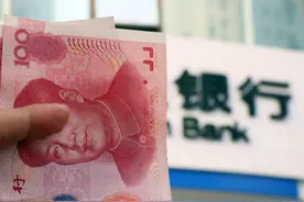 中国最背“大妈”，钱没取出来还倒欠银行13万，找谁说理去？图片