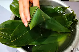 处理粽叶，直接下锅煮就“废了”，教你1招，粽叶韧性强，香味足图片