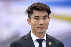 中国男足老队长郑智怒瞪球迷，真相竟令人震惊！图片