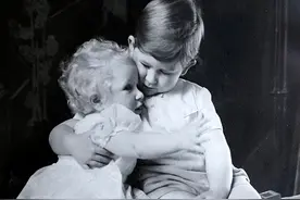 兄妹情深：安妮4岁时爬窗户查尔斯托住她，母亲去世他们一起守护图片