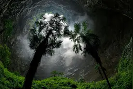 中国发现内有森林的巨大天坑图片