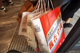 热搜第一！“酱香拿铁”刷屏，纸袋杯套还能卖30元…喝完能开车吗？图片