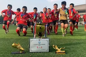 “我的足球队也要像狼一样团结”！拼搏在山区的石门五小足球队赛场上勇敢又倔强图片