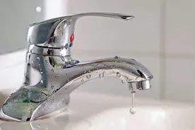 水龙头滴水，家里的水表到底走不走？没想到，竟有人想以此省水费图片