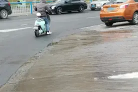 石家庄：洗车水造成路面湿滑，市民担心有人摔倒图片