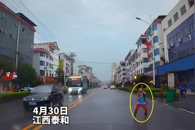 “吃鸡”小学生玩魔怔了？在马路中间对汽车“电摇”，吓坏车主图片