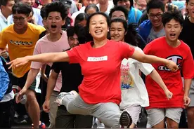 20年湖南女孩高考完太兴奋，“空中劈叉”冲出考场，后来成绩如何图片