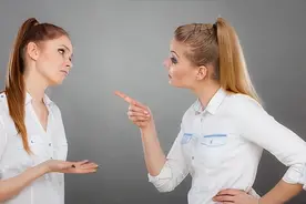 一个人最大的愚蠢是，习惯性抬杠、反驳别人图片