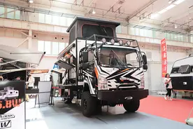 带升顶阁楼，配四驱、氮减系统！征服猎鹰推出五十铃700P越野房车图片