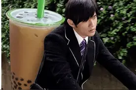 喝奶茶专用表情包┃周杰伦骑单车载奶茶图片