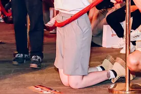 许巍昆明迷你演唱会，歌迷跪他也跟着跪，破防了图片