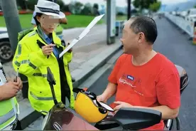 大爷骑电动车因没戴头盔被罚款50，不满地质疑：你不也没戴吗？图片