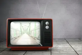 电视机应该挂墙上还是放柜子上？多亏装修师傅提醒，幸亏没做错图片