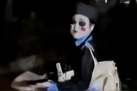 闹大了！小姐姐深夜扮僵尸溜达，惊悚画面吓坏居民，僵尸装引争议图片