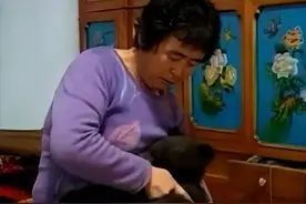 把黑熊当儿子养！2010年农妇养大被遗弃的黑熊，长大后还不愿离开图片