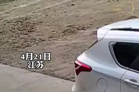 谁的青春不疯狂呢！一对男女骑车途中突然停到路边，深情拥抱接吻图片