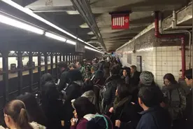 因脏乱差臭名远扬，却成民间艺人的天堂：纽约地铁里的两重天图片